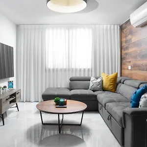 צופית אירוח: Cozy With Versatile Layouts Apartment